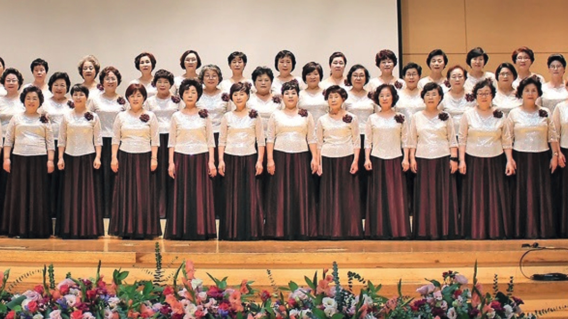 Dél-Koreai női kórus énekel a Nagytemplomban