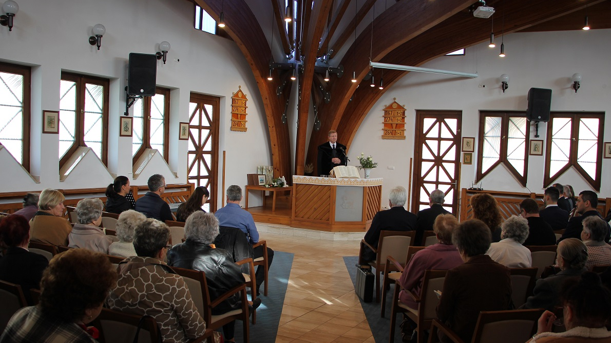Hálaadó istentisztelet és Czeglédy Sándor professzor úr palástjának ajándékozása a Debrecen-Füredi úti református templomban