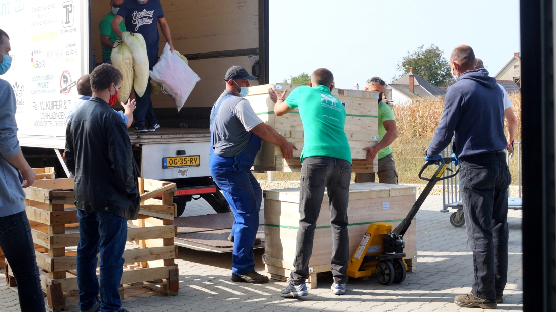 Holland adományokkal telt meg a Magyar Református Szeretetszolgálat ebesi logisztikai központja