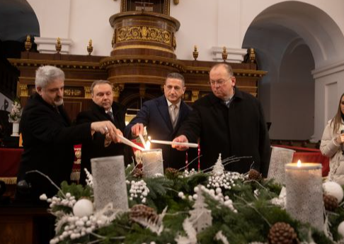 Meggyújtották az öröm lángját is Debrecen adventi koszorúján