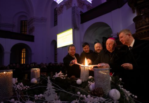 Már mind a négy gyertya ég Debrecen adventi koszorúján