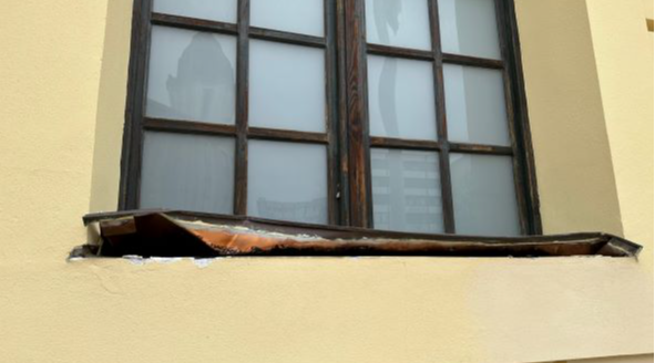 Ellopták a Debreceni Református Nagytemplom réz ablakpárkányait