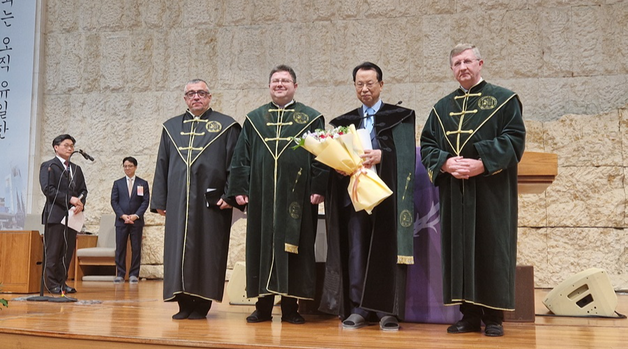 Fekete Károly püspök Dél-Koreába látogatott