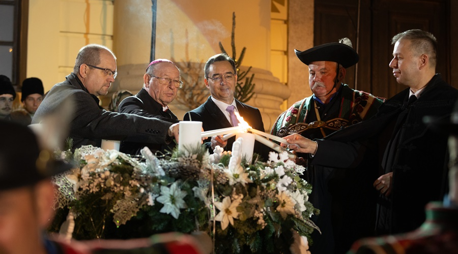 Meggyújtották az idei első adventi gyertyát Debrecen főterén