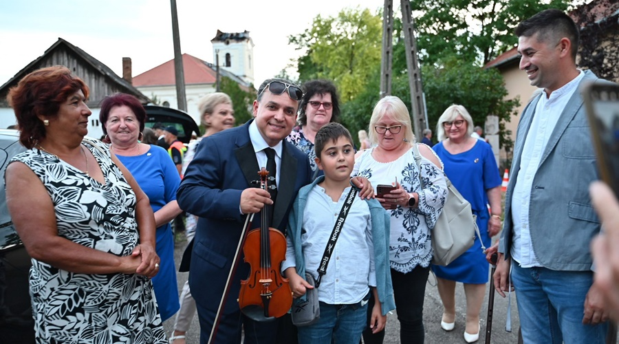 Mága Zoltán adott jótékonysági koncertet a sápi templom helyreállítását támogatva
