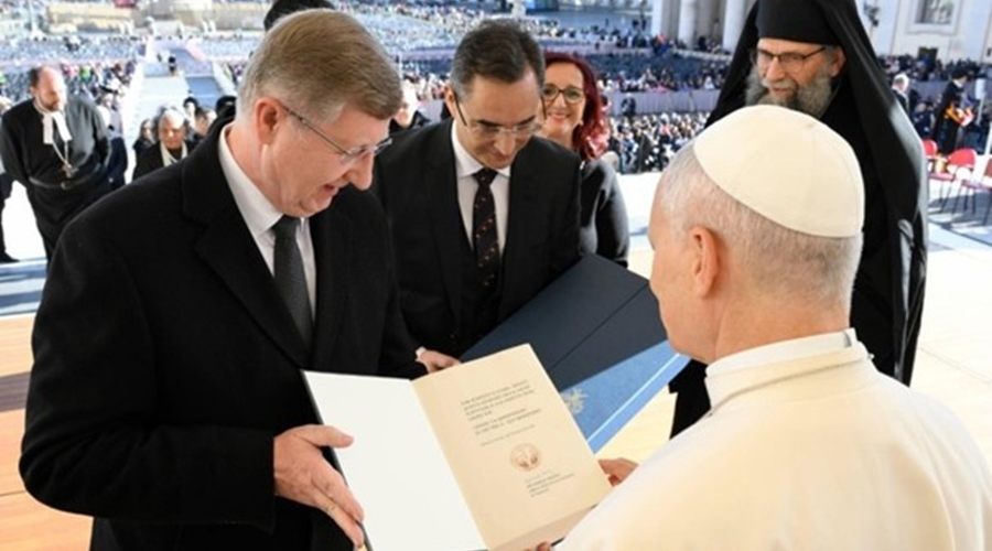 Debreceni küldöttség vitt adventi ajándékot Rómába