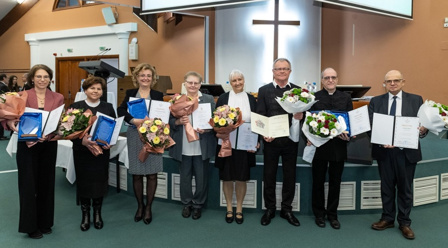 Zsinati elismerést vehetett át három tiszántúli oktatásügyi szakember