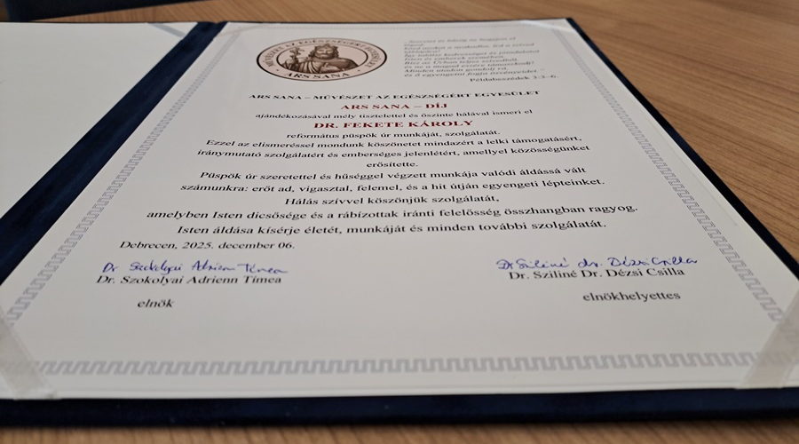 Ars Sana-díjat vehetett át Fekete Károly püspök