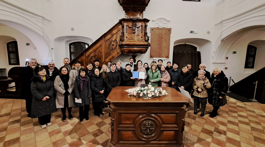 A DRHE professzora is előadást tartott a koreai és magyar protestáns egyetemek konferenciáján