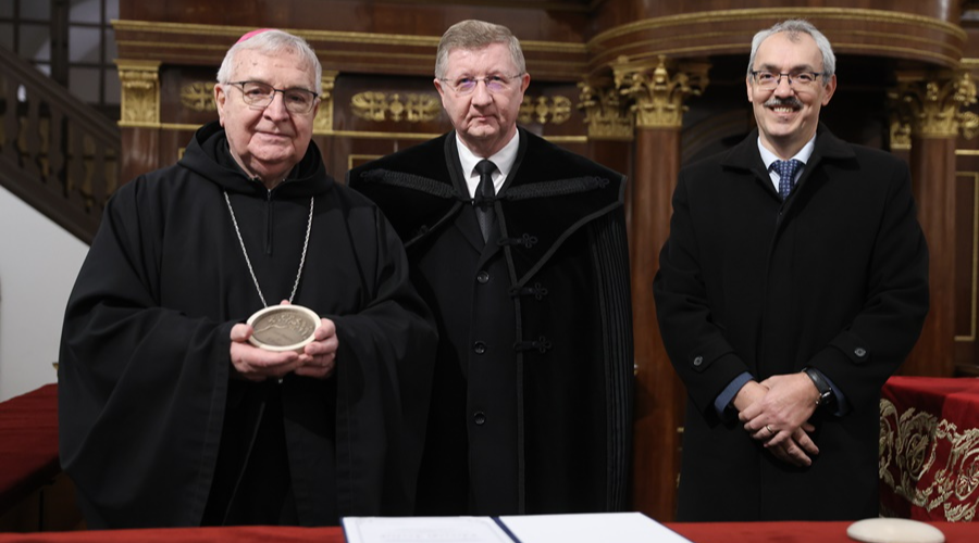 Korábbi pannonhalmi főapátot ismert el a Both Antal Alapítvány