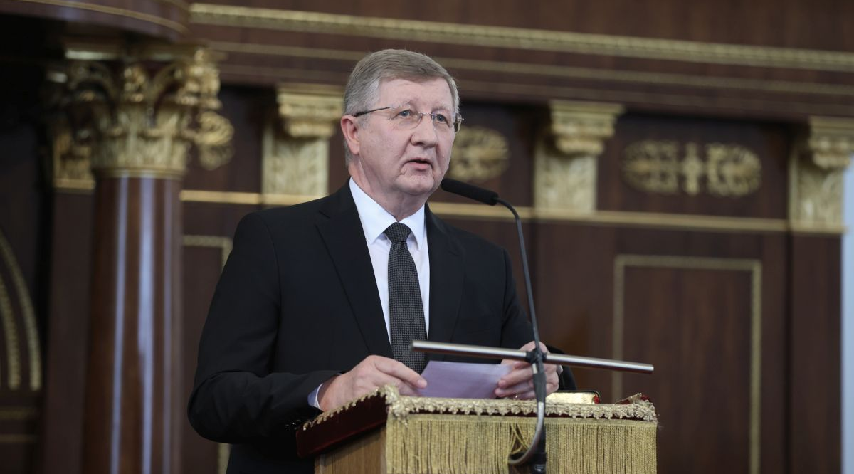 Fekete Károly: Válaszút előtt
