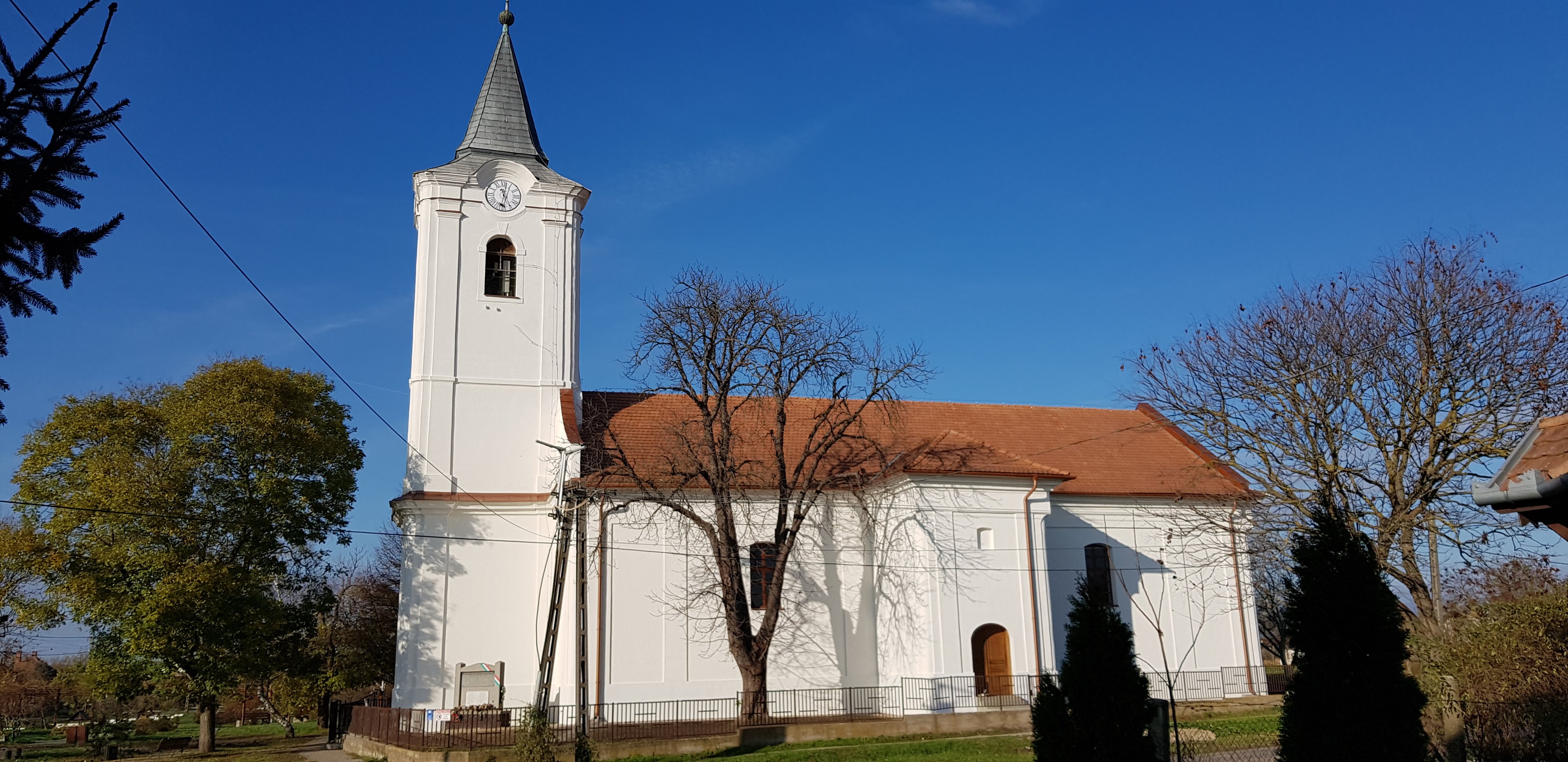 A tetétleni református templom a felújítás előtt és után