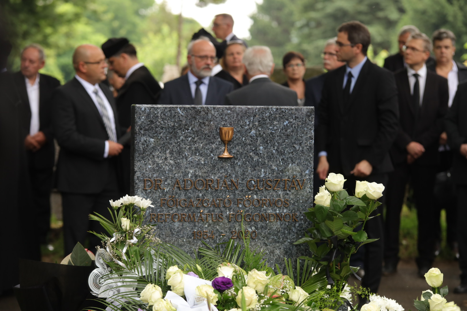 Felavatták dr. Adorján Gusztáv egykori kórházfőigazgató, református főgondnok síremlékét