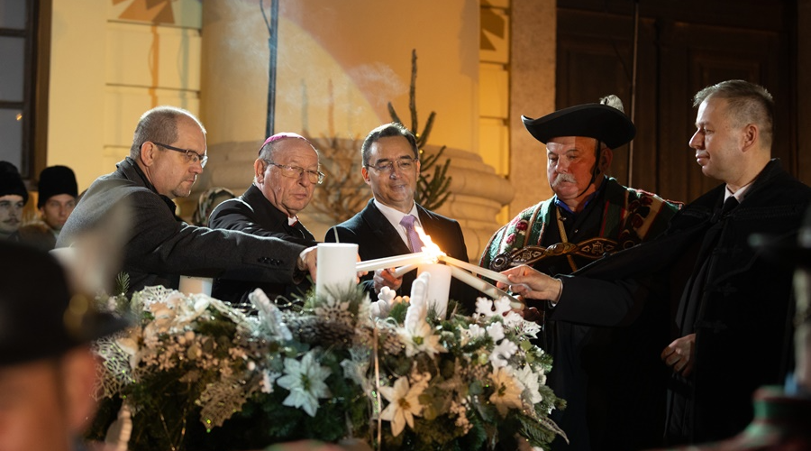 Meggyújtották az idei első adventi gyertyát Debrecen főterén