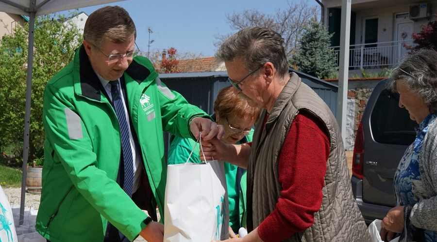Húsvét előtt nyújtott támogatást a Magyar Református Szeretetszolgálat