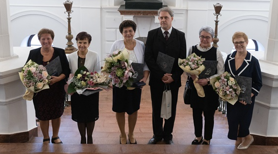 Hat pedagógus vehette át az egyházkerület köznevelési díjait