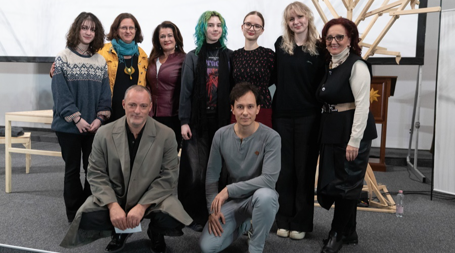 Debrecenben játszották a Medveles című előadást - interjú