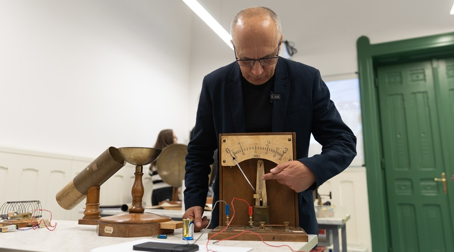 A 19. század közepén használt eszközöket próbálhatták ki a debreceni református középiskola diákjai - fotók