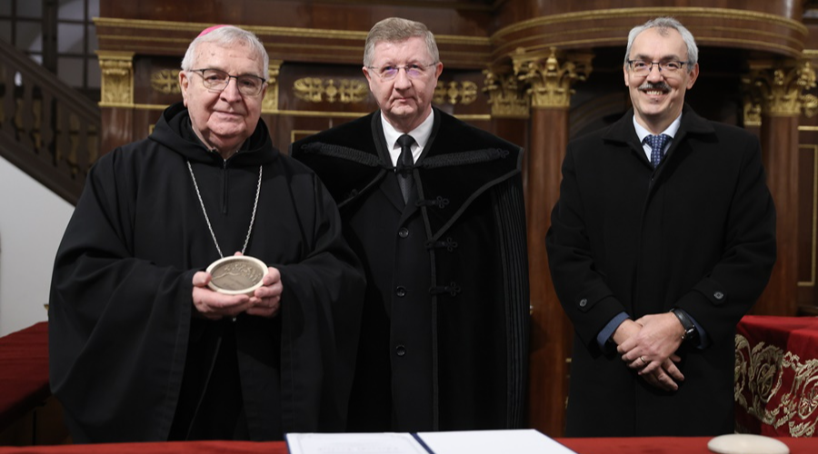 Korábbi pannonhalmi főapátot ismert el a Both Antal Alapítvány