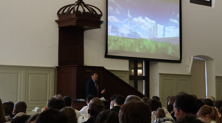 Korábbi köztársasági elnök látogatta meg a Debreceni Református Kollégium Gimnáziumát - fotók