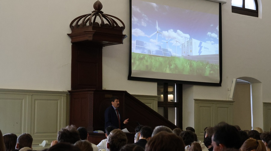 Korábbi köztársasági elnök látogatta meg a Debreceni Református Kollégium Gimnáziumát - interjúk