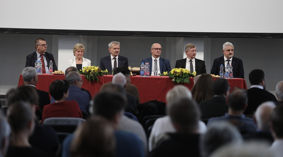 Fórumon mutatkoztak be a tiszántúli püspök- és főgondnokjelöltek - kérdések és válaszok
